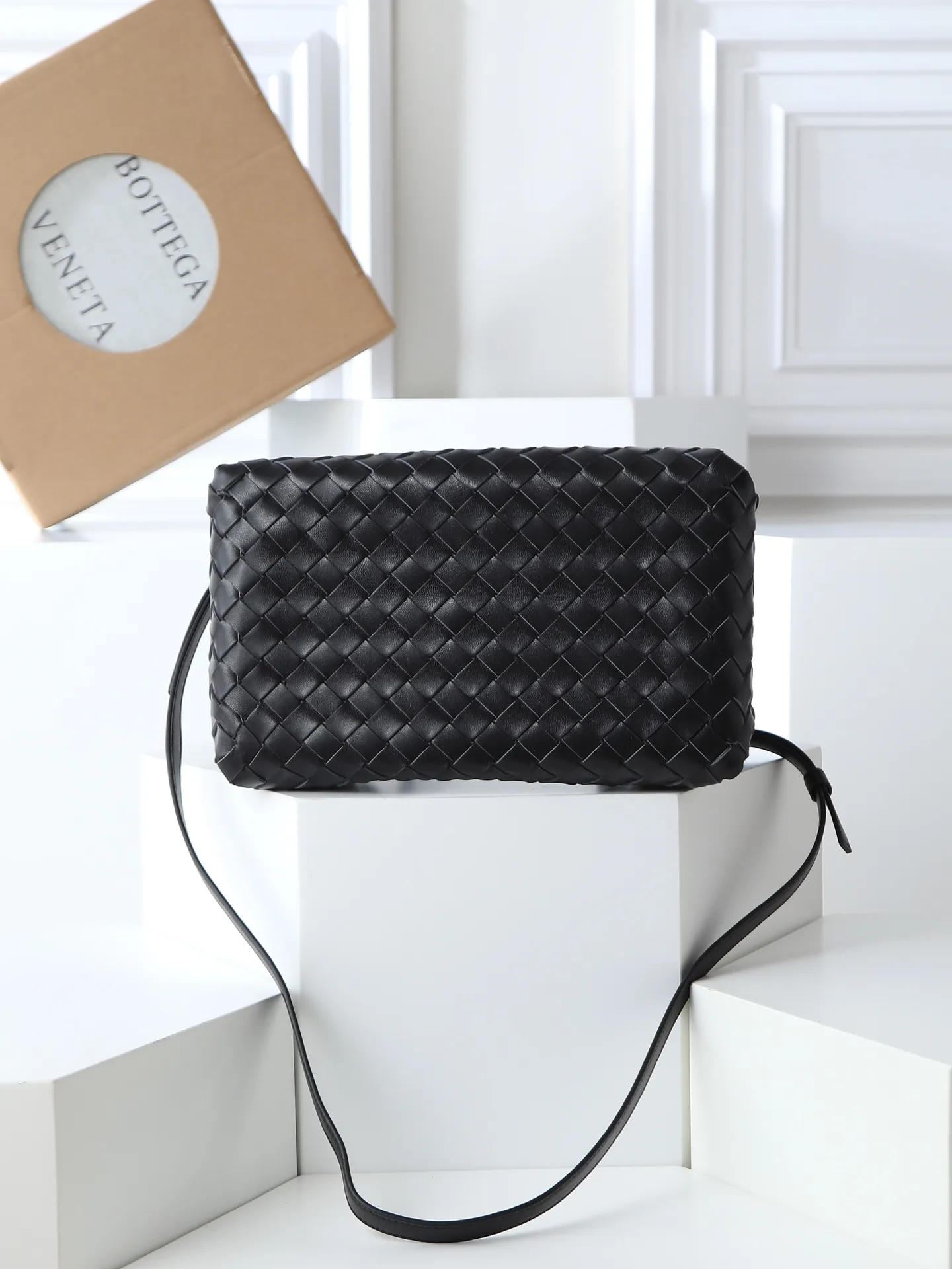 1300. BV's new intrecciato woven leather shoulder bag 🪂 835921 comes with a detachable diagonal shoulder strap and comes with a mini bag inside. The appearance retains the unique design of BV woven leather. The parachute bag is a bag that makes people fall in love before seeing the real thing. The small golden knot embellishment is full of simple and high-end sense to meet your needs in different occasions. Size: 29.5X18.5X17.5cm